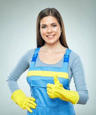 Başparmak Oluşturucusu üniforma giyen gülümseyen kadın ortaya çıktı.