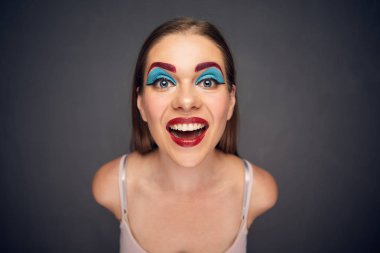 Güzel ve çekici bir kadın sanatçı makyaj yapar.