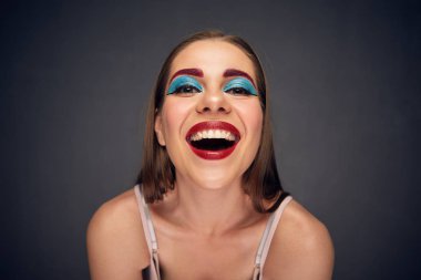 Dişlek gülümseyen yüz portresi komik kadın kadar kapatın 