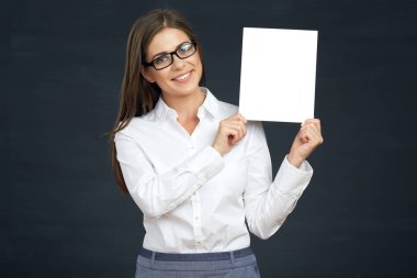 Beyaz tahta tutan iş kadın diş gülümseme ile göster. 
