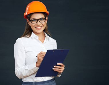 Oluşturucu kadın holding Pano kalemi ile gülümseyen. 