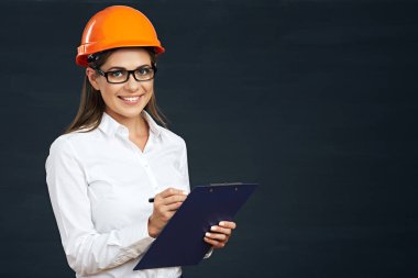 kadın mimar panoda yazıyor. 