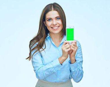 Cep telefonu izole portre kullanarak gülümseyen iş kadını. 