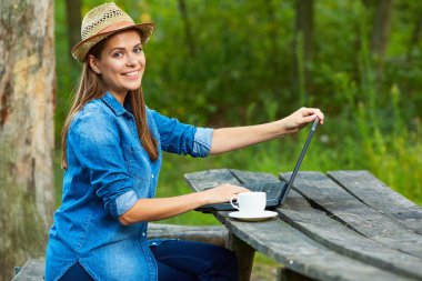 Genç kadın ile dizüstü ev ödevi yok