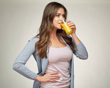 Casual giyimli kadın içki portakal suyu ile cam.