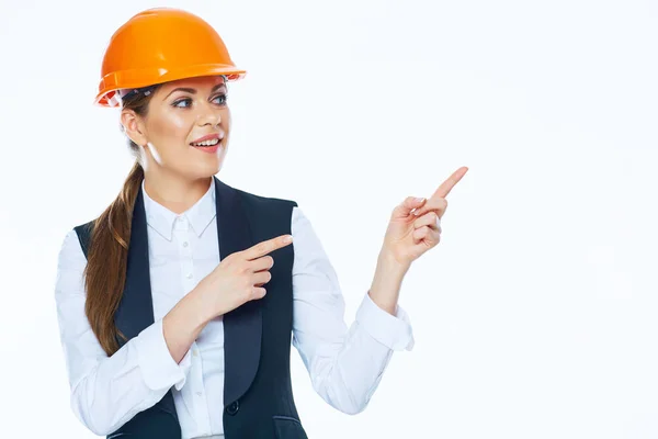 Mujer constructor señala el dedo en el espacio de copia . — Foto de Stock