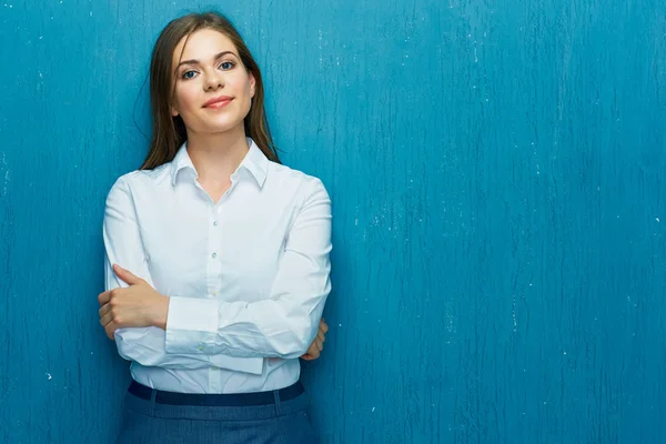 Mujer de negocios sonriente con retrato de brazos cruzados en la pared azul . —  Fotos de Stock