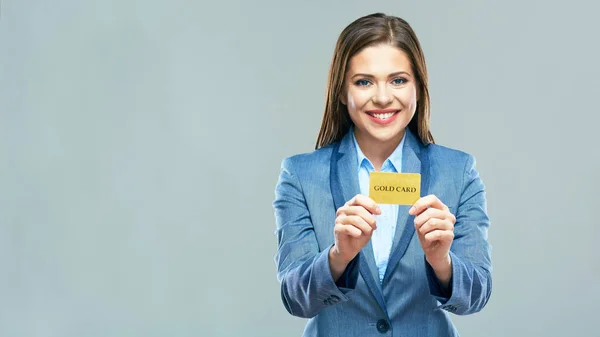 İş kadın takım elbise giymiş Haritayı plastik kredi kartı. — Stok fotoğraf