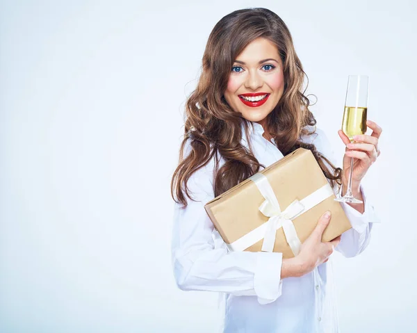 Mujer sonriente dentada con labios rojos sosteniendo caja de regalo y vid gl — Foto de Stock