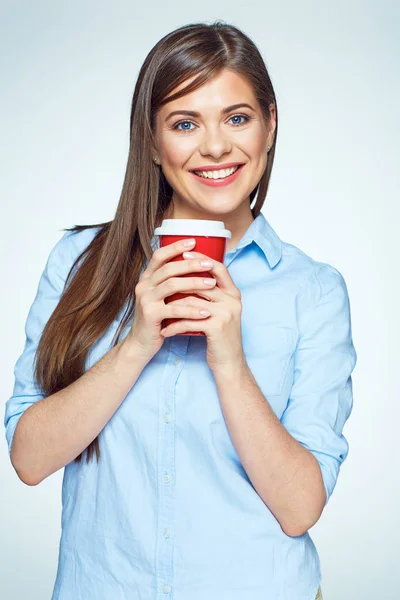 Feliz hermosa mujer sosteniendo taza de café rojo . —  Fotos de Stock