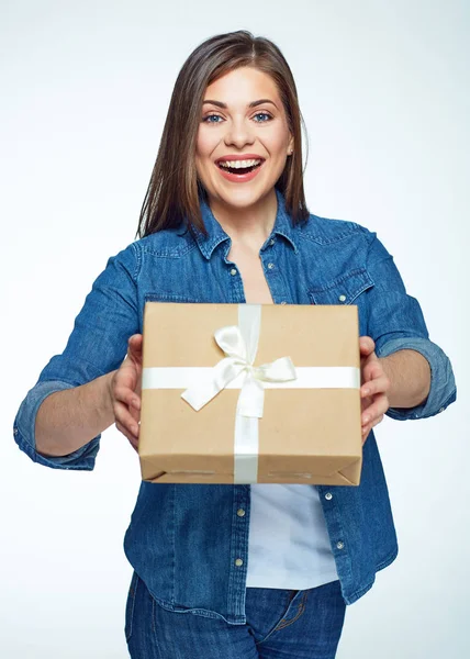 Mujer sonriente sosteniendo caja de regalo. Modelo joven  . —  Fotos de Stock