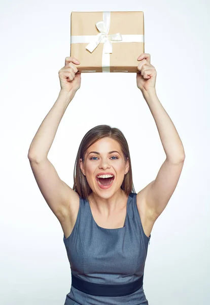 Улыбающаяся деловая женщина держит подарочную коробку над головой . — стоковое фото