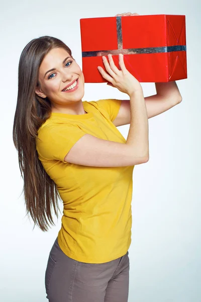 Beautiful smiling woman with long hair holding gift box — Stock Photo, Image