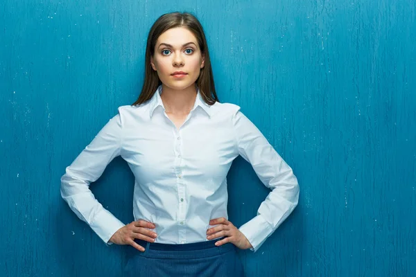 Sıkı patron seni izliyor. İşi üzerinde kontrol. 