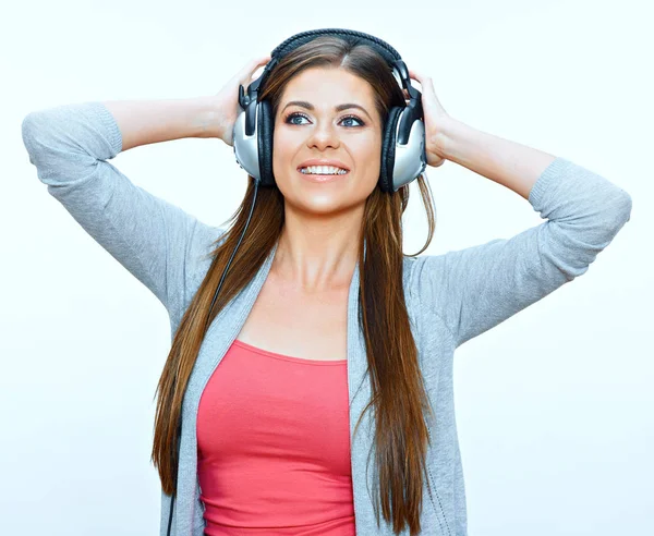 Modelo sonriente. mujer joven con auriculares escuchar música —  Fotos de Stock