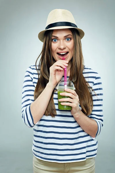 Hermosa mujer bebiendo jugo de batido verde . — Foto de Stock