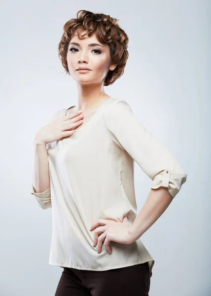 Moda modelo jovem em blusa bege — Fotografia de Stock