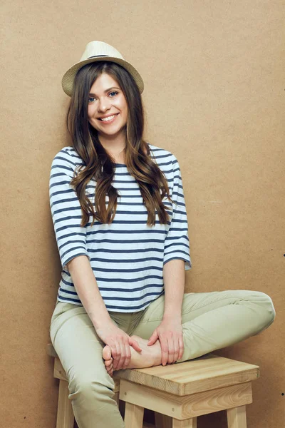 Porträtt av ung leende kvinna som bär hatt — Stockfoto