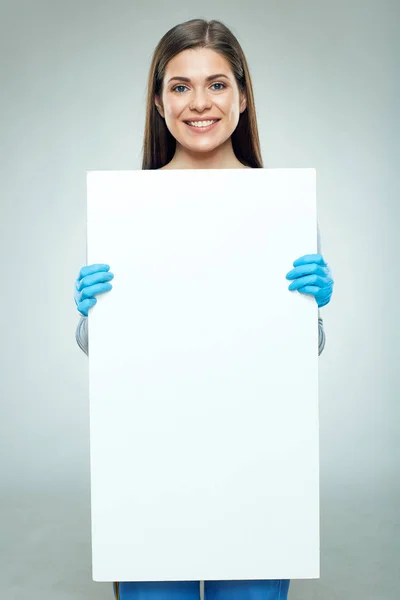 Costruttore donna sorridente in possesso di grande bordo bianco . — Foto Stock