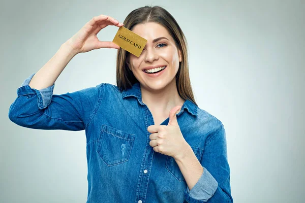 Happy student žena držící kreditních karet a ukazuje palec. — Stock fotografie