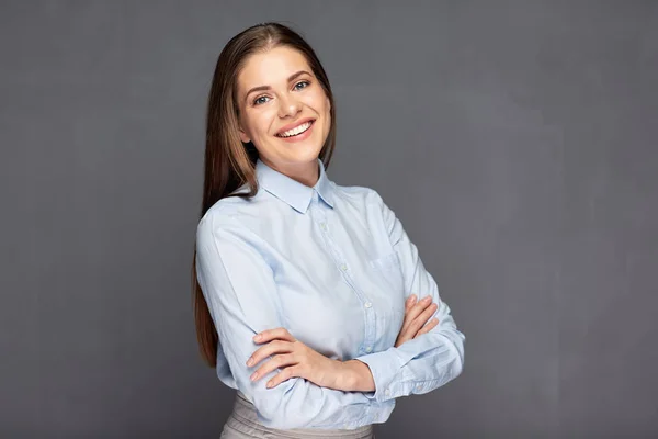 Klassisches Geschäftsporträt einer jungen Frau mit verschränkten Armen. — Stockfoto