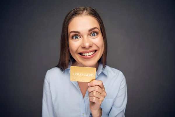 S úsměvem obchodních žena hospodářství zlaté plastové bankovní karty. — Stock fotografie
