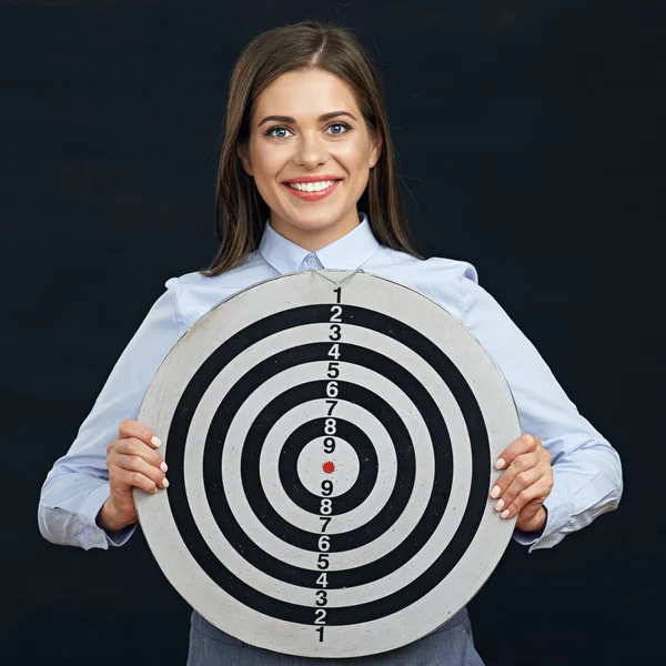 Unga leende affärskvinna holding Dart mål. — Stockfoto