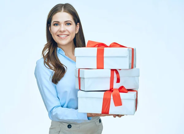 De geïsoleerde portret gelukkige vrouw met witte geschenkdozen. — Stockfoto
