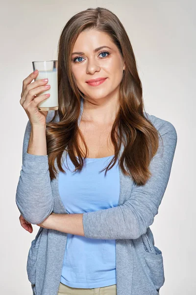 Женщина держит стакан молока. Изолированный портрет — стоковое фото