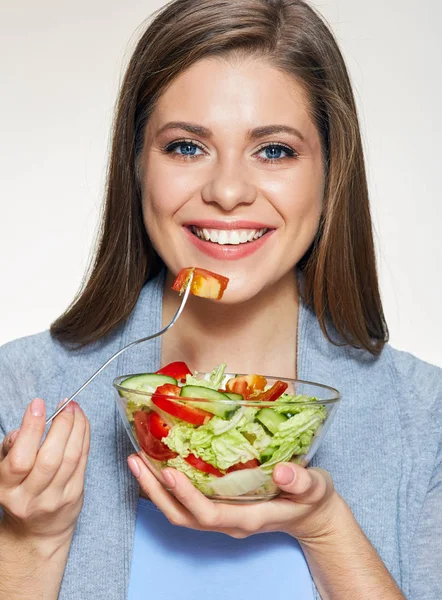 Une femme qui mange de la salade. Gros plan portrait du visage . — Photo