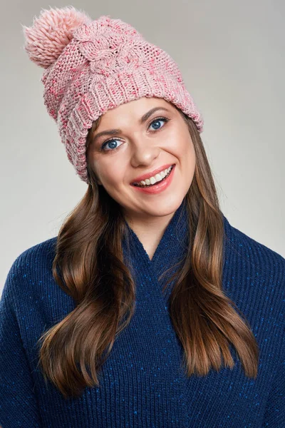 Retrato de cara de chica sonriente con bufanda de invierno . —  Fotos de Stock