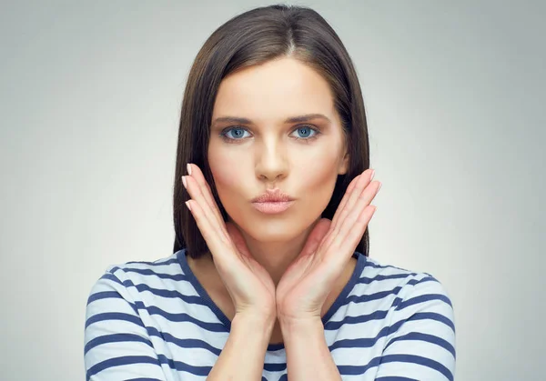 Schönheitsporträt einer jungen Frau mit langen Haaren. — Stockfoto