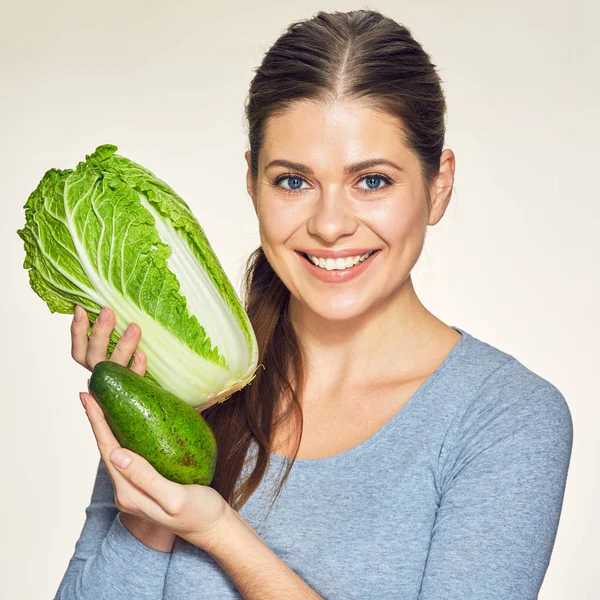 緑の健康食品と、美しい笑顔の女性ダイエット. — ストック写真