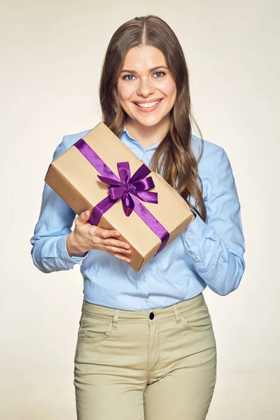 快乐的年轻女人拿着礼品盒. — 图库照片