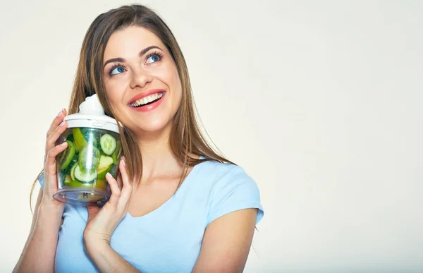 Mulher sorridente segurando liquidificador com ingredientes smoothy . — Fotografia de Stock