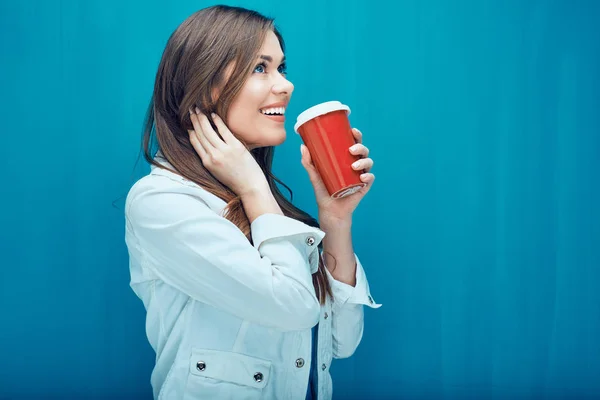 Jonge vrouw drinken koffie van rood glas. — Stockfoto