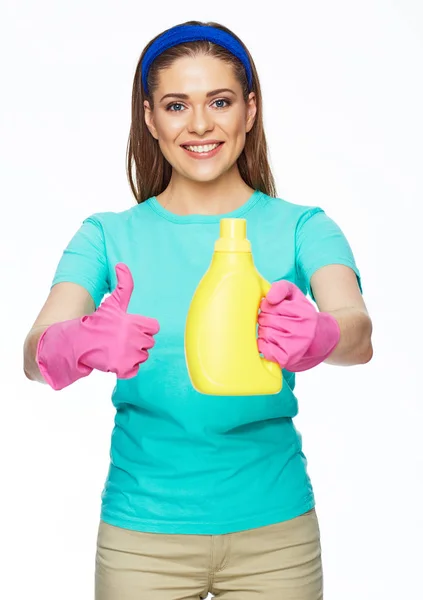 Temizleyici sıvı ve gösteri t ile şişe tutan kahya kadın — Stok fotoğraf
