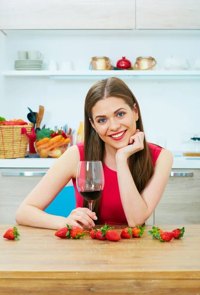 Portrait de femme souriante dans la cuisine avec verre à vin . — Photo