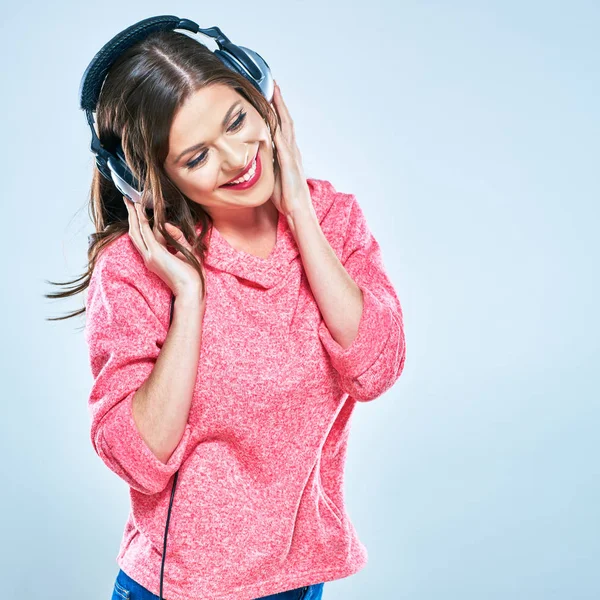 Menina bonita com fones de ouvido olhando para baixo. Retrato de estilo musical — Fotografia de Stock