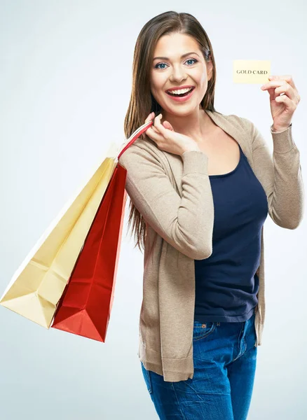 Compras con tarjeta de crédito. Mujer sonriente de pie con las compras —  Fotos de Stock