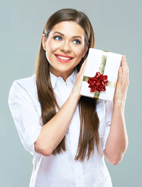 Smiling business woman  holding gift box. — Stock Photo, Image