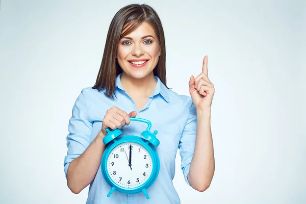 Mujer de negocios sonriente sosteniendo reloj de alarma . — Foto de Stock