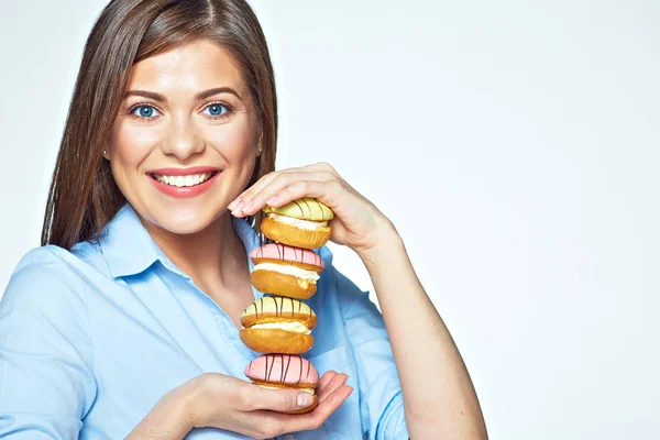 Portret van een jonge vrouw met macarons cookies — Stockfoto