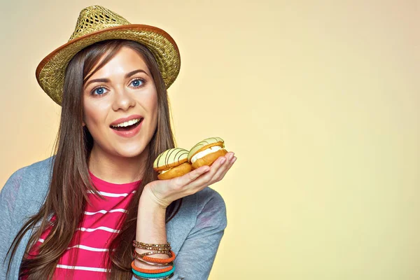 Smiling woman holding two cake. — Stock Photo, Image