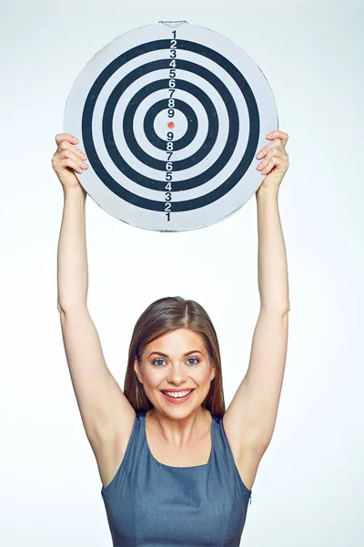 Mujer de negocios sonriente sosteniendo objetivo redondo . —  Fotos de Stock