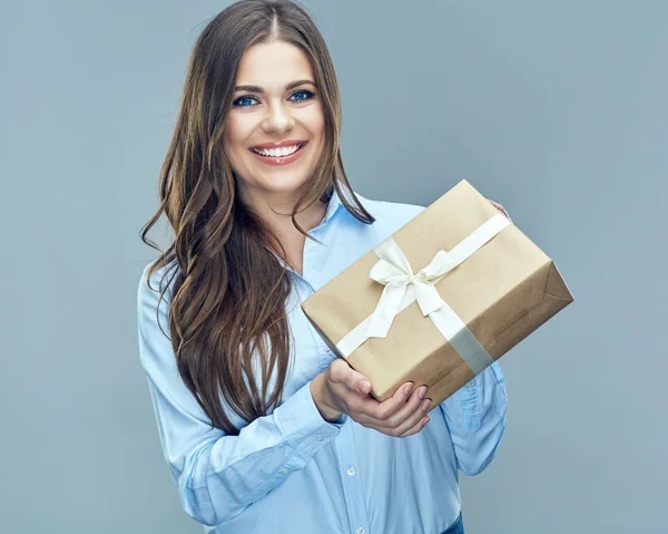 Leende affärskvinna håller papper presentbox. — Stockfoto