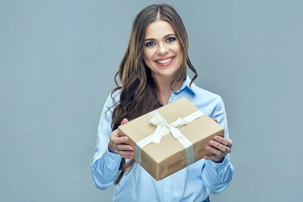 Obchodní žena držící papírové krabičky — Stock fotografie
