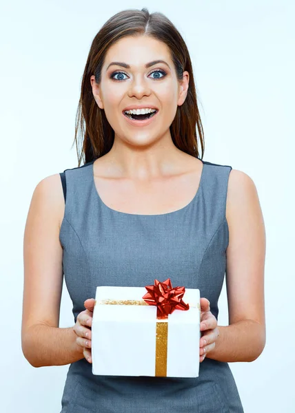 Счастливая деловая женщина изолированный портрет с подарочной коробкой . — стоковое фото