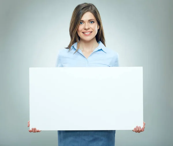 Mujer joven feliz sosteniendo banner blanco en blanco . —  Fotos de Stock