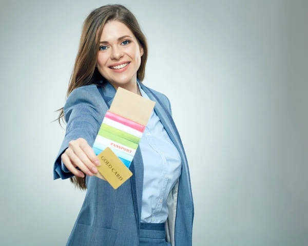 Lächelnde Geschäftsfrau mit Pass und Ticket. — Stockfoto